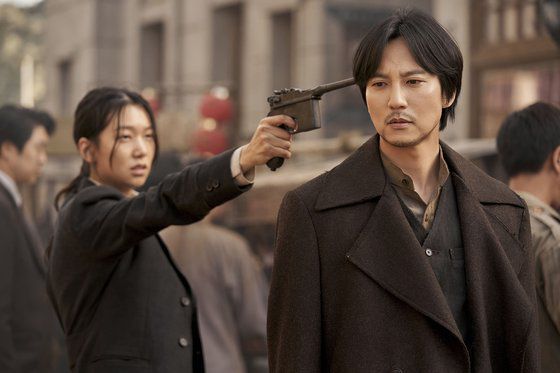 조선 총독부 철도국 과장으로 위장한 독립군 남희신(서현)과 이윤의 엇갈린 사랑이 이야기의 한 축을 이룬다. 사진 넷플릭스