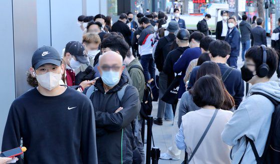 아이폰14 시리즈가 국내에 정식 출시됐던 지난해 10월 서울 중구 애플스토어 명동점에서 고객들이 제품을 구매하기 위해 줄을 서고 있다. 뉴스1