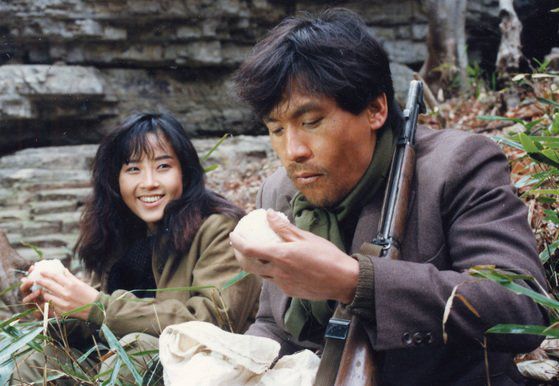 영화 '남부군'에서 주연을 맡은 배우 안성기(오른쪽)와 고 최진실. 중앙포토