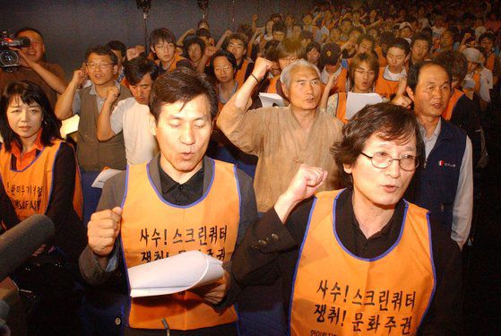 영화배우 안성기씨, 영화감독 정지영씨 등 영화인들과 시민사회단체 인사들이 22일 서울 강남의 한극장에서 스크린쿼터 지키기 결의대회를 하고 있다.