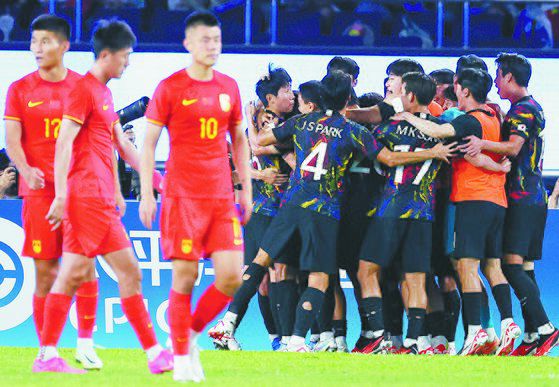 지난 1일 중국 항저우 황룽 스포츠센터 스타디움에서 열린 2022 항저우 아시안게임 남자 축구 8강전 중국과의 경기. 전반 홍현석이 선제골을 넣은 뒤 동료들과 기뻐하고 있다. 이 경기 뒤 다음 응원페이지엔 해외 IP를 통한 클릭이 쏟아졌다. 연합뉴스