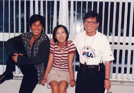 한 유부녀의 음모를 따라가는 누아르풍의 미스터리영화 '블랙잭' 촬영장에서 포즈를 취한 정지영 감독과 주연배우 강수연, 최민수씨이다. 중앙포토