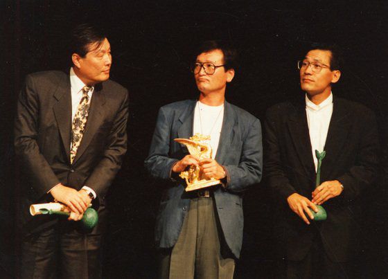 92동경국제 영화제에서 감독상을 수상한 정지영 감독(가운데)과 배우 안성기(오른쪽)씨. 중앙포토