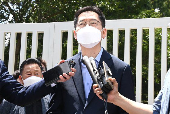 드루킹 댓글 문제로 대법원에서 징역2년을 확정 받은 김경수 전 경남도지사가 지난 2021년 7월 경남 창원시 마산회원구 창원교도소 앞에서 재수감 전 소감을 말하고 있다. 송봉근 기자