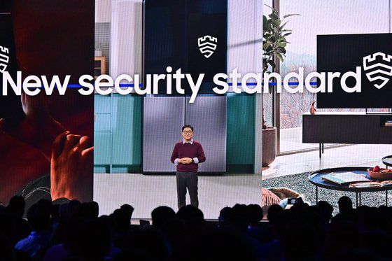 한종희 삼성전자 DX부문장(부회장)이 5일(현지시간) 미국 샌프란시스코 모스코니 센터에서 개최된 '삼성 개발자 콘퍼런스 2023'에서 기조연설을 하고 있다. 사진 삼성전자