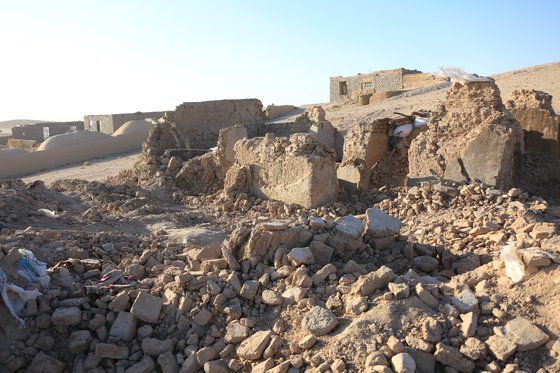 8일(현지시간) 헤라트 주 젠다 얀 지구에서 지진 피해자들이 통곡하고 있다. AP=연합뉴스