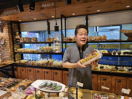 빵집을 운영하는 정창배 사장이 9일 깐 밤 가격이 비싸 빵값을 올려야 하지만 쉽게 올릴 수 없다며 현재 상황을 설명하고 있다. 최은경 기자