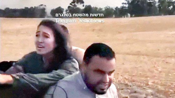 하마스의 인질이 돼 가자지구로 끌려가는 여성 노인. AP=연합뉴스