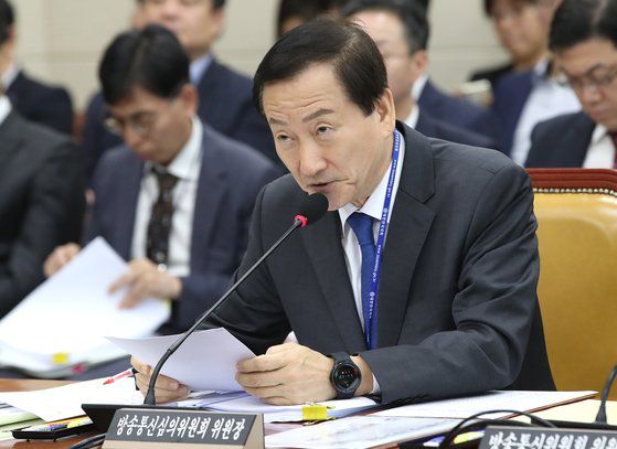 류희림 방송통신심의위원장이 10일 오전 서울 여의도 국회에서 열린 과학기술정보방송통신위원회의 방송통신위원회, 방송통신사무소, 방송통신심의위원회, 시청자미디어재단에 대한 국정감사에서 의원들의 질의에 답하고 있다. 뉴스1