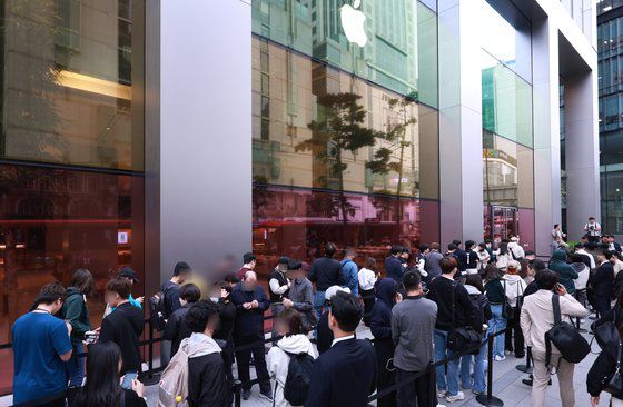 애플 아이폰 15 시리즈 및 애플 워치 국내 공식 출시일인 13일 서울 중구 명동 애플스토어에서 구매 예정 고객들이 매장에 들어가기 위해 기다리고 있다. 연합뉴스