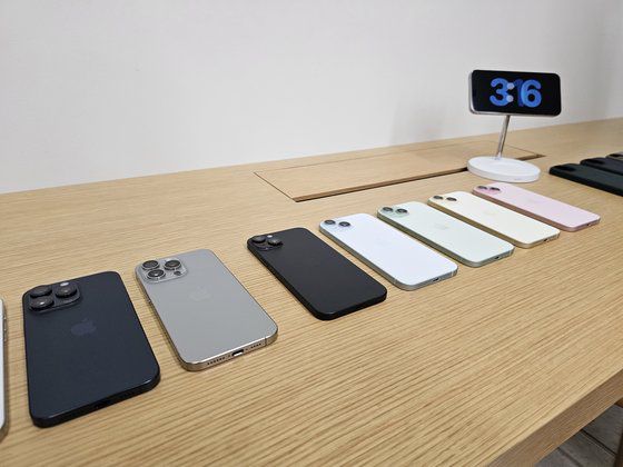 애플이 13일 국내 시장에 공식 출시한 신형 아이폰15 시리즈. 이희권 기자