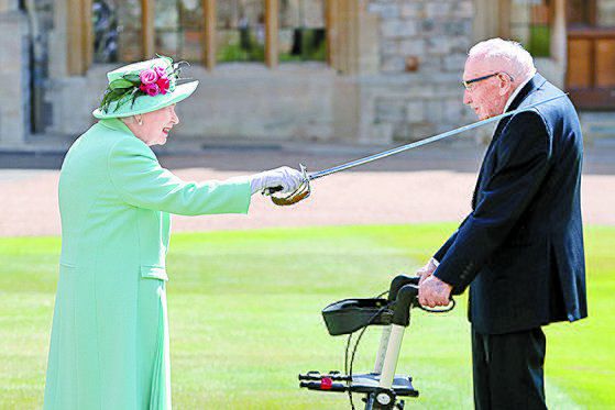 2020년 7월 영국 엘리자베스 2세 여왕은 톰 무어에게 기사 작위를 수여했다. 로이터=연합뉴스