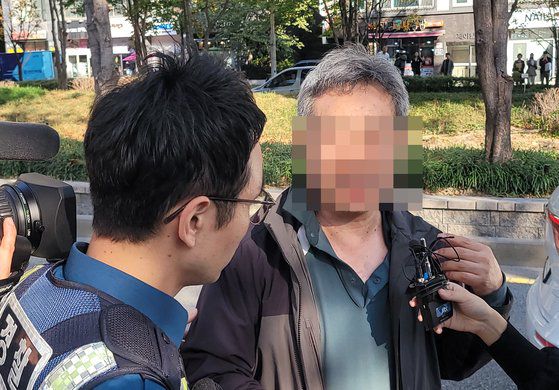 경기남부경찰청 반부패·경제범죄수사대는 17일 오전 9시부터 '수원 빌라왕' 정모(59)씨 일가의 거주지, 복수의 법인 사무실 등에 대한 압수수색 영장을 집행했다. 경찰은 경기 수원시 팔달구 인계동 다세대주택 3층 법인 사무실(정씨가 지난 9월25일 전입신고한 주소지)에서 압수물 2박스 분량을 들고 나왔다. 손성배 기자