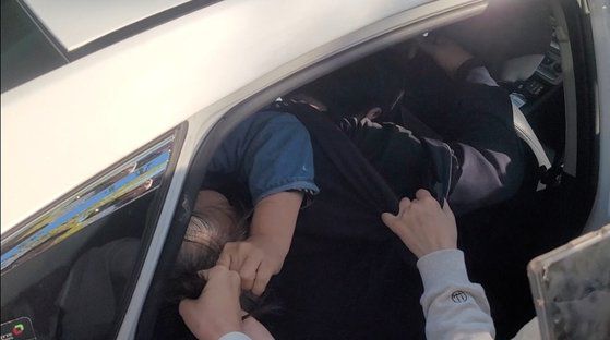 '수원 빌라왕' 정모(59)씨와 정씨의 아내 김모(53)씨가 17일 오후 경찰이 압수수색을 하고 나선 지 8분 만에 수원시 팔달구 인계동 다세대주택 3층 법인 사무실(정씨가 지난 9월25일 전입신고한 주소지)에서 나오고 있다. 손성배 기자