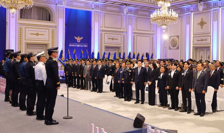 윤석열 대통령과 김건희 여사가 18일 오전 청와대 영빈관에서 열린 제78주년 경찰의 날 기념식에 참석해 국민의례를 하고 있다. 대통령실사진기자단