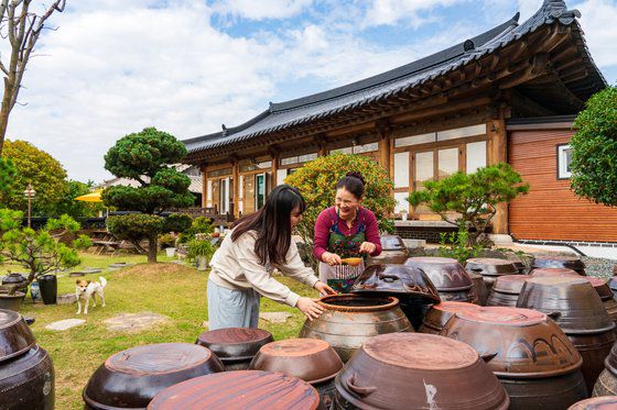 ‘화담재’는 맛있는 시골밥상으로 유명한 농가다. 장독 가득 맛깔스러운 장과 김치를 품고 있다.