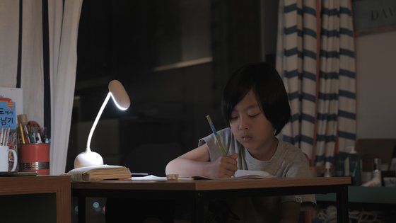 시우군이 처음 쓴 시 '슬픈 비'를 아빠와 함께 읽는 모습이다. 사진 엠라인디스트리뷰션