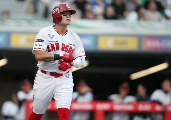 준PO 1차전 벤치에서 대기하는 SSG 추신수. 뉴스1