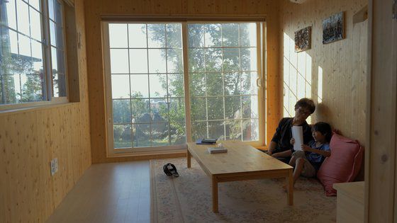 시우군이 엄마가 생전 좋아했던 제주의 숲에서 가만히 눈을 감았다. 사진 엠라인디스트리뷰션