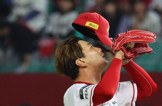 23일 열린 준PO 2차전에서 부진한 모습을 보인 SSG 랜더스 김광현. 연합뉴스