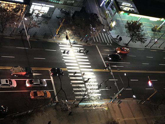 대한민국 안전리빌딩 시범사업 대다수는 지역 특성과 관련 없는 스마트 횡단보도 도입이었다. 스마트 횡단보도는 횡당보도를 밝게 비춰 안전사고를 예방한다. 사진 성동구