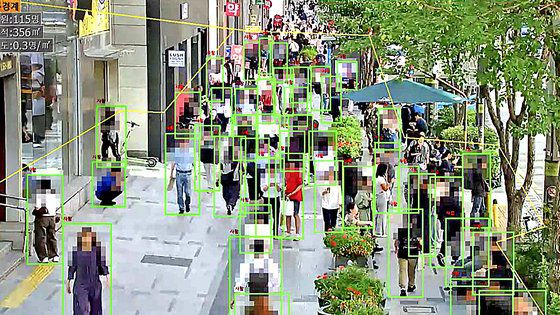 서울 서초구의 한 길거리에 설치된 지능형 폐쇄회로(CC)TV. 지능형 CCTV는 인파를 자동 감지해 밀집도를 파악한다. 사진 서울시