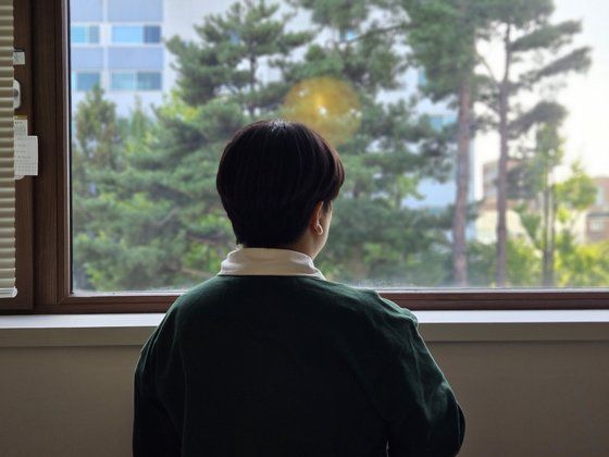 세월호 참사 생존자인 유가영(26)씨는 참사 관련 에세이를 출간하고 지난 피해자들의 회복을 돕는 동료지원가로 활동하고 있다. 지난 5일 마포구 한 스튜디오에서 유씨와 만나 인터뷰를 진행했다. 이영근 기자