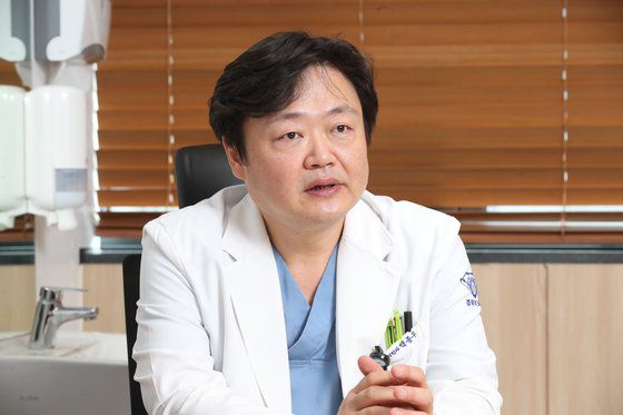 이태원 참사 의료심리지원단에 참여 중인 백종우 경희대병원 정신건강의학과 교수는 ″이태원 유족을 위로하는 공간을 마련하고 다양한 형태의 모임과 연계하도록 지원해야 한다″고 말했다. 우상조 기자