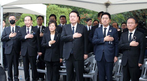 윤석열 대통령이 26일 서울 동작구 국립서울현충원 박정희 전 대통령 묘역에서 열린 박 전 대통령 서거 제44주기 추도식에서 국기에 경례하고 있다. 왼쪽 세번째부터 박근혜 전 대통령, 윤 대통령, 국민의힘 김기현 대표, 윤재옥 원내대표. 연합뉴스