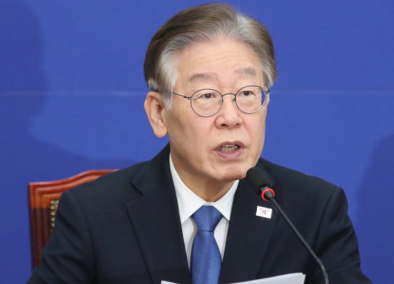 이태원 참사 1주기를 9일 앞둔 20일 오후 서울 용산구 이태원 참사 현장에 마련된 추모 공간을 찾은 외국인 관광객이 추모 메시지를 살펴보고 있다. 2023.10.20/뉴스1