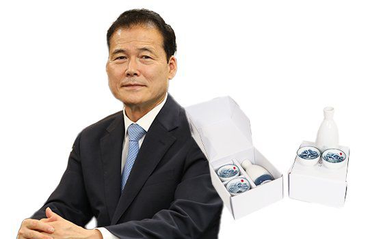 김영호 통일부장관은 '그담 백두산 천지 도자기 주병세트'를 기증했다. 사진 통일부·위스타트