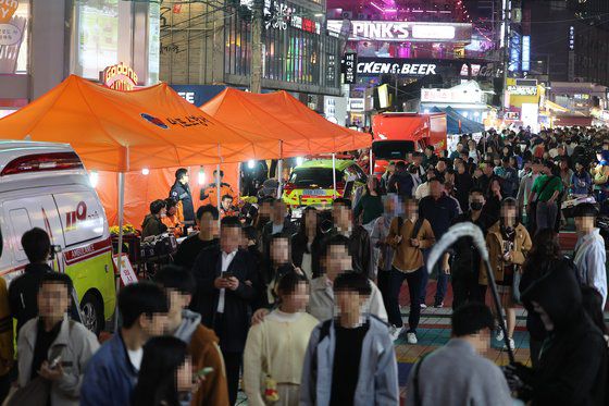 핼러윈 데이를 앞둔 지난 27일 서울 마포구 홍대거리가 시민들로 붐비고 있다.  뉴스1