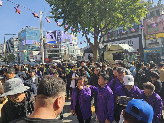 10.29 이태원참사 1주기인 29일 서울 용산구 이태원 거리에서 참사 유가족 및 시민들이 추모시민대회가 열리는 서울광장 방면으로 행진을 하고 있다. 뉴시스