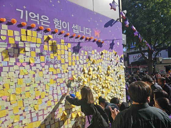 이태원 참사 1주기 시민추모대회 4대 종단 기도회에 참석한 유가족이 이태원 참사 현장을 보자 오열했다. 이찬규 기자