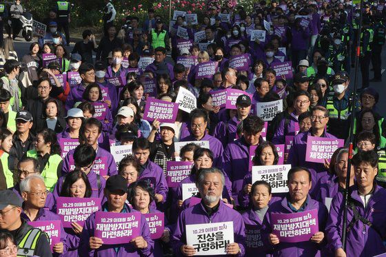 29일 오후 서울 중구 서울광장에서 열린 이태원 참사 1주기 시민추모대회에서 유가족들이 눈물을 보이고 있다. 연합뉴스