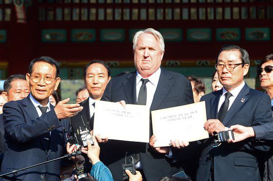 인요한 국민의힘 혁신위원장이 30일 오전 광주 북구 운정동 국립5·18민주묘지를 찾아 참배를 마친 뒤 민주의문 앞에서 취재진의 질문에 답하고 있다. [뉴스1]