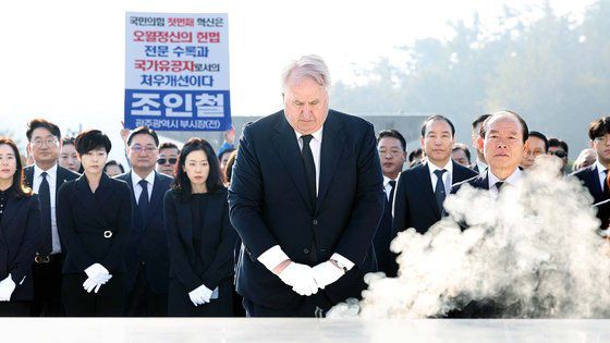 황일봉 5·18민주화운동부상자회장(왼쪽)과 정성국 공로자회장(오른쪽)이 30일 오전 광주 북구 운정동 국립5·18민주묘지 민주의문 앞에서 인요한 국민의힘 혁신위원장에게 5·18민주화운동 헌법 전문 수록과 국가유공자법 개정 요청안을 전달하고 있다. [뉴스1]