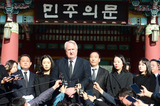 인요한 국민의힘 혁신위원장이 30일 오전 광주 북구 운정동 국립5·18민주묘지를 찾아 참배 후 묘비를 둘러보고 있다. [뉴스1]