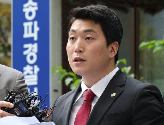 김민석 서울 강서구의회 의원이 1일 오후 서울 송파구 송파경찰서 앞에서 전 펜싱 국가대표 남현희씨에 대한 무고죄 고소 기자회견을 하고 있다.  앞서 남현희씨는 재혼 예정자였던 전청조씨를 사기 혐의로 고소한 것에 이어 자신을 '사기 공범'으로 의혹을 제기한 김 의원을 명예훼손으로 고소했다. 뉴스1