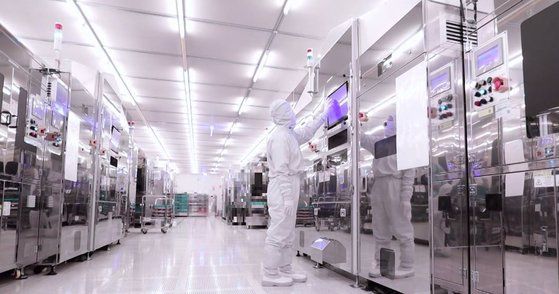 삼성전기 세종사업장에서 임직원이 설비를 살펴보고 있다. 사진 삼성전기