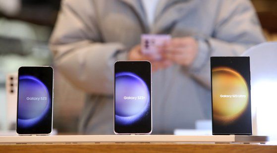 서울 서초구 삼성전자 딜라이트 샵에 '갤럭시S23' 제품들이 진열돼 있다. 삼성전기는 플래그십(최상위) 스마트폰의 두뇌 역할을 하는 모바일 애플리케이션 프로세서(AP)용 패키지 기판에서 글로벌 1위를 차지하고 있다. 뉴스1