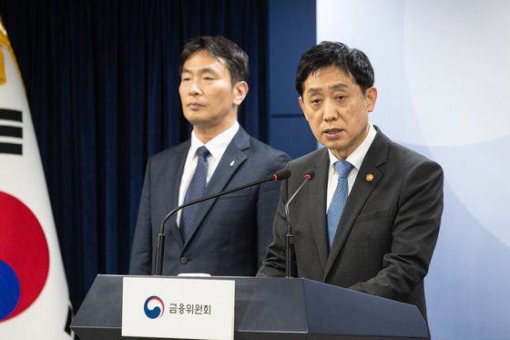 김주현 금융위원장이 5일 정부서울청사에서 공매도 관련 브리핑을 하고 있다. 왼쪽은 이복현 금융감독원장. 이날 정부는 오늘(6일)부터 내년 상반기까지 공매도를 전면 금지한다고 발표했다. [뉴스1]