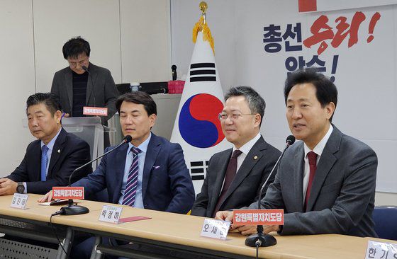 오세훈 서울시장(맨 오른쪽)이 8일 강원 춘천시 국민의힘 강원도당에서 열린 주요 당직자와의 간담회에서 인사말을 하고 있다. 연합뉴스