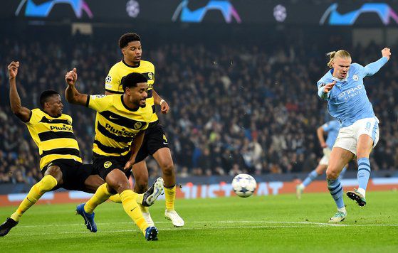 영보이스전 후반 6분 왼발 슈팅으로 자신의 2번째 골이자 팀의 세 번째 골을 터뜨리는 홀란(맨 오른쪽). EPA=연합뉴스