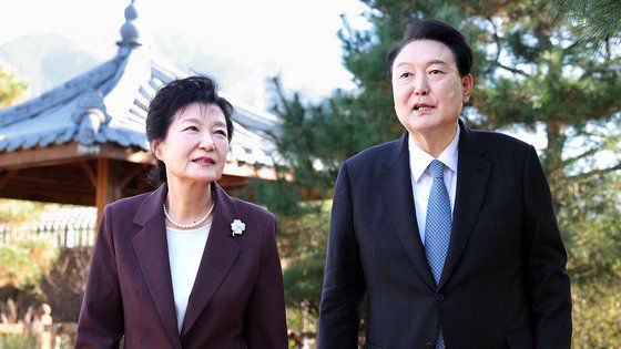 윤석열 대통령이 지난 7일 오후 대구 달성군 유가읍 박근혜 전 대통령 사저를 찾아 박 전 대통령과 환담 후 악수를 나누고 있다. 사진 대통령실