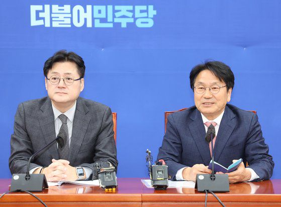 홍익표 더불어민주당 원내대표(왼쪽)가 10일 서울 여의도 국회에서 강기정 광주광역시장과 면담을 하고 있다. 뉴스1