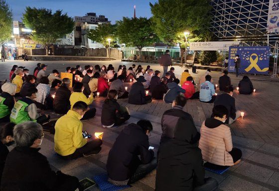 세월호 참사 8주기를 하루 앞둔 2020년 4월 15일 전북 전주시 전동 풍남문 광장에서 전북민중행동이 주관하는 추모 집회가 열리고 있다. [연합뉴스]