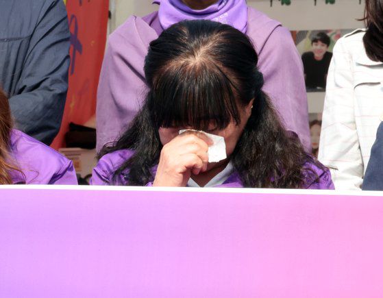 10·29 이태원 참사 유가족협의회 전북지부와 전북시민사회대책위원회가 지난 8일 전북 전주시 전동 풍남문 광장에 설치된 이태원 참사 분향소 앞에서 연 기자회견에서 한 유족이 눈물을 닦고 있다. [연합뉴스]