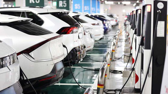 서울 한 대형 쇼핑몰 내 전기차 충전소의 모습. 연합뉴스.