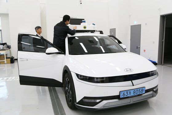 실도로 주행데이터 수집 장치를 작동하는 모습